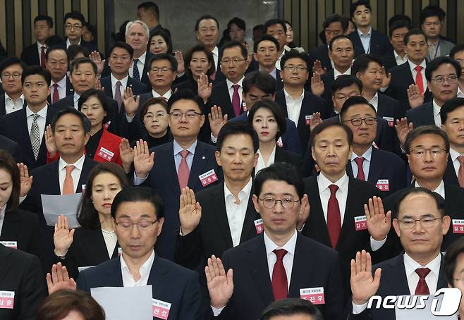 국민의힘과 국민의미래 당선자들이 16일 서울 여의도 국회에서 열린 제22대 국회 국민의힘·국민의미래 당선자총회에서 결의문 낭독을 하고 있다. 2024.4.16/뉴스1 ⓒ News1 송원영 기자