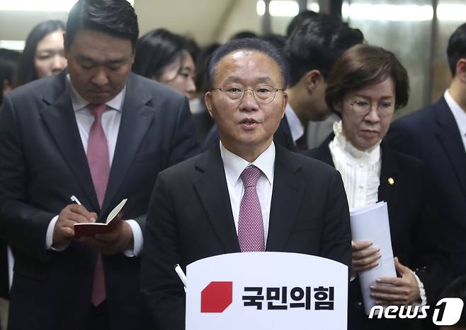 윤재옥 국민의힘 원내대표 겸 당 대표 권한대행이 16일 서울 여의도 국회에서 열린 제22대 국회 국민의힘·국민의미래 당선자총회를 마치고 취재진의 질문에 답하고 있다. 2024.4.16/뉴스1 ⓒ News1 임세영 기자