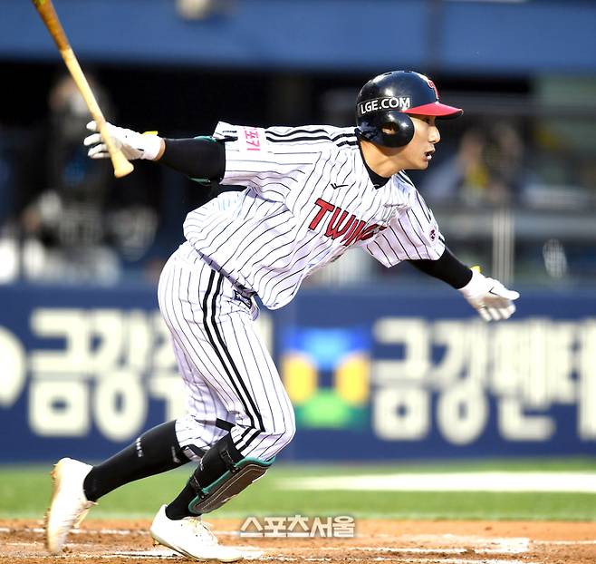 LG 신민재가 16일 잠실야구장에서 열린 2024 KBO리그 롯데와 경기 2회말 1사 만루 2타점 우전안타를 치고 있다.  2024. 4. 16. 잠실 | 최승섭기자 thunder@sportsseoul.com