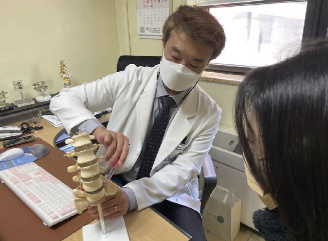 척추전방전위증에 대해 설명하는 대동병원 척추센터 정동문 소장.