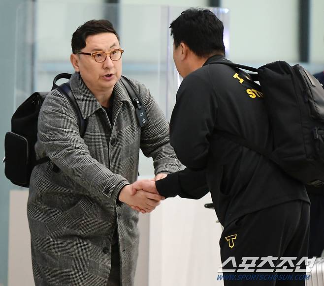 6일 오후 인천국제공항 제1터미널. KIA 타이거즈 선수단이 오키나와 스프링캠프를 마무리한 후 귀국했다. 입국장을 나온 이범호 감독이 심재학 단장과 악수하고 있다. 인천공항=정재근 기자 cjg@sportschosun.com/2024.3.6/