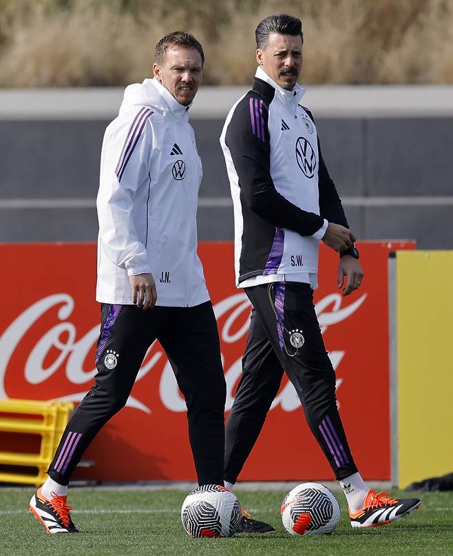 결국 김민재의 거취는 새 감독에게 달렸다. 율리안 나겔스만이 부임한다면 그의 손에 정해진다. 스포츠일러스트레이티드 독일판은 '바이에른은 변화에 직면해 있다. 선수단은 크게 재구성 될 것이고, 늙고 저조한 선수들은 떠나야 한다. 아마 나겔스만에게 의사 결정 권한이 주어질 것이다. 나겔스만은 첫 번째 부임 당시 원하는 선수들을 데려오지 못했다. 두 번째 부임에서 같은 일이 일어나서는 안 된다. 아마 그는 자신이 원하는대로 선수단을 짤 수 있을 것이다'라며 나겔스만이 선수단 구성에 큰 영향력을 미칠 것이라고 주장했다. EPA연합뉴스