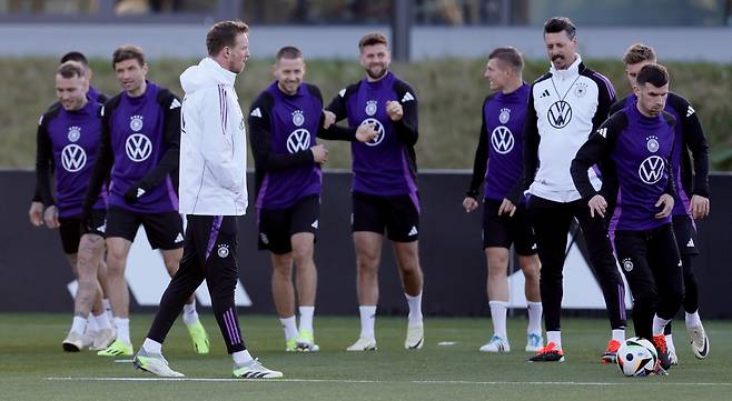 결국 김민재의 거취는 새 감독에게 달렸다. 율리안 나겔스만이 부임한다면 그의 손에 정해진다. 스포츠일러스트레이티드 독일판은 '바이에른은 변화에 직면해 있다. 선수단은 크게 재구성 될 것이고, 늙고 저조한 선수들은 떠나야 한다. 아마 나겔스만에게 의사 결정 권한이 주어질 것이다. 나겔스만은 첫 번째 부임 당시 원하는 선수들을 데려오지 못했다. 두 번째 부임에서 같은 일이 일어나서는 안 된다. 아마 그는 자신이 원하는대로 선수단을 짤 수 있을 것이다'라며 나겔스만이 선수단 구성에 큰 영향력을 미칠 것이라고 주장했다. EPA연합뉴스