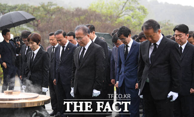 윤재옥 국민의힘 원내대표 겸 당 대표 권한대행과 국민의힘·국민의미래 총선 당선인들이 16일 오전 서울 동작구 서울국립현충원에서 현충탑에 참배하고 있다. /이새롬 기자