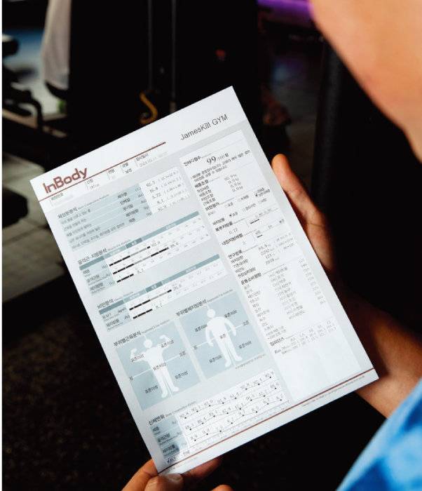 아놀드 홍은 187cm의 키에 체중 92.9kg, 체지방률은 8.7%다. 보통 성인 남자 체지방율 정상 범위를 15~20%, 여성은 20~25%로 볼 때 운동선수 버금가는 상태다.