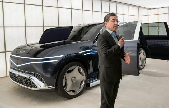 장재훈 현대차 사장이 제네시스 초대형 전동화 SUV ‘네오룬’ 콘셉트를 설명하고 있다.  (사진=제네시스)