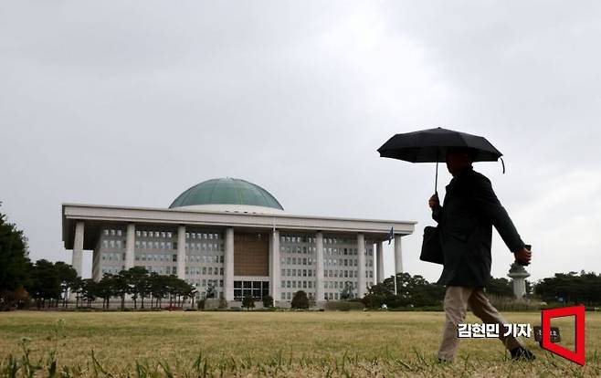 15일 국회의사당 위로 먹구름이 잔뜩 끼어 있다. [사진=김현민 기자]