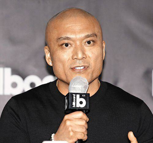 15일 서울 강남구에서 첫 방한 기자회견을 연 마이크 밴 미국 빌보드 본사 사장. /뉴스1