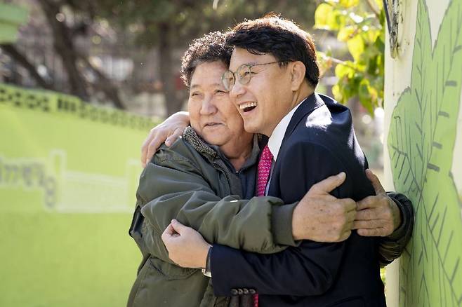 주민 꼭 껴안고… - 국민의힘 윤상현(오른쪽) 당선자가 지난해 10월 한 지지자와 포옹하고 있다. 인천 동·미추홀을 지역 야당 지지자들은 윤 당선자가 5차례 연속 당선된 데 대해 불만을 드러내면서도 그의 친화력만큼은 인정한다. /윤상현 의원실