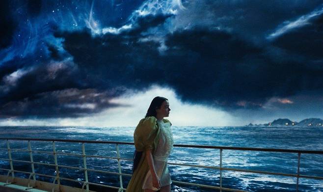 영화 ‘가여운 것들’에서 벨라(에마 스톤)는 불행한 결혼 생활과 원치 않은 임신으로 괴로워하다가 강에 투신한 뒤 기이한 생명체로 다시 태어난다. 월트디즈니 컴퍼니 코리아 제공