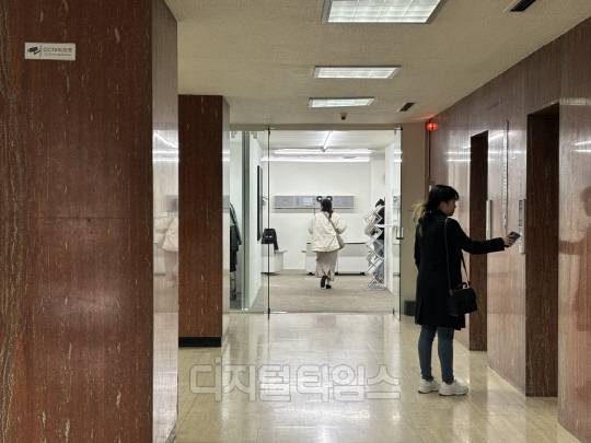 서울 종로구 가든타워 내 로비층에 위치한 의류 상점의 모습. 디지털타임스 DB