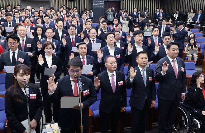 16일 서울 여의도 국회에서 열린 제22대 국회 국민의힘·국민의미래 당선자총회에서 배준영, 김예지 당선인이 결의문을 낭독하고 있다. 당선인들은 결의문을 통해 "국민을 두려워하는 마음으로 일하겠다. 민생, 경제, 외교, 안보, 또 집권 여당으로서 해야 할 일들을 한 걸음, 한 걸음 실천해 나가겠다"고 약속했다. 뉴시스