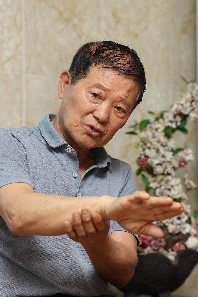 10년 전 세월호가 침몰하던 당시 전남 진도군 동거차도 어촌계장이었던 조광원(71)씨가 지난달 22일 오전 동거차도 자택에서 세월호가 침몰하던 그날을 떠올리며 말하고 있다. 김봉규 선임기자 bong9@hani.co.kr