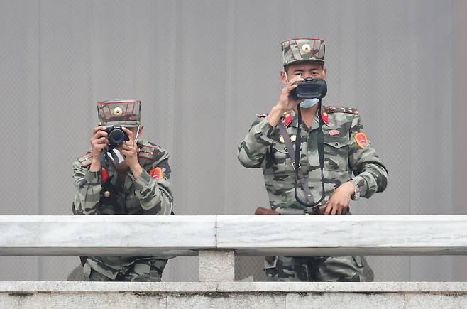북한 판문각 3층에서 군인들이 남쪽을 바라보며 채증하고 있다. 김혜윤 기자