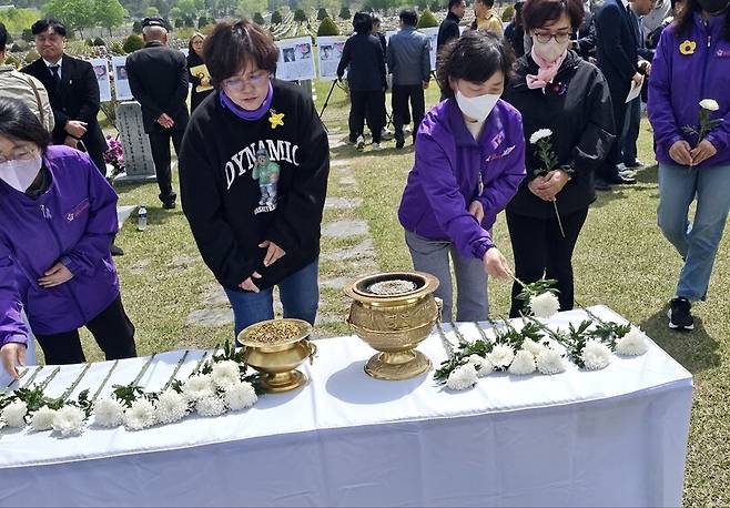 16일 대전현충원에서 열린 ‘세월호참사 10주기 순직교사·소방관·의사자 기억식’에서 시민들이 헌화하고 있다. 최예린 기자