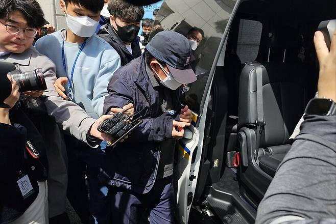 지난해 4월8일 대전 서구 둔산동 문정네거리에서 음주운전을 하다 배승아(9)양을 숨지게 한 ㅂ(66)씨가 같은 달 10일 오후 구속 전 피의자심문을 받기 위해 경찰 차량에 타고 있다. 최예린 기자