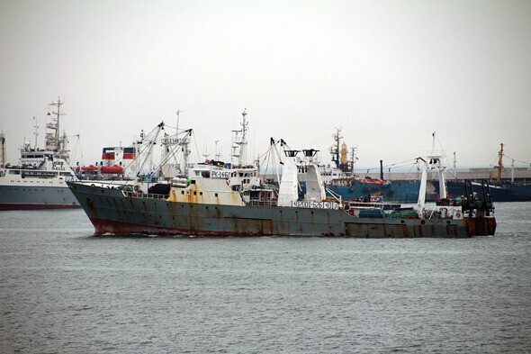 2014년 12월1일 러시아 서베링해에서 침몰한 사조산업의 1753t급 명태잡이 트롤선인 ‘제501오룡호’의 모습. 배 뒷부분이 확장개조돼 해수면과 매우 가까워졌다. 사조산업 제공