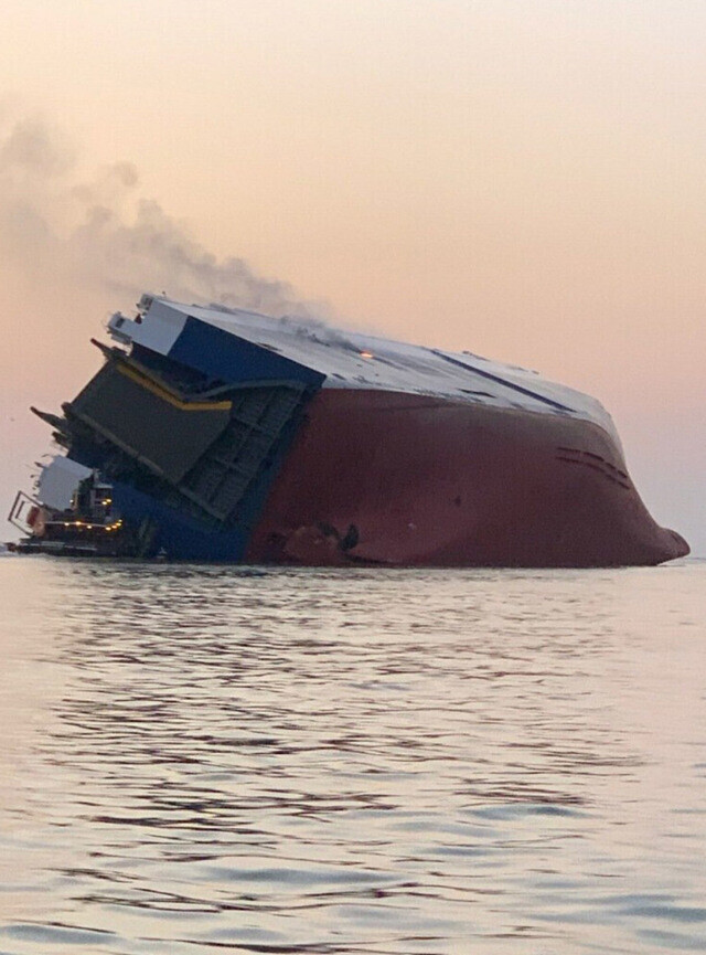 2019년 10월8일 미국 조지아주 해상에서 전도된 차량운반 ‘골든레이호\'. 미 해안경비대 트위터 갈무리