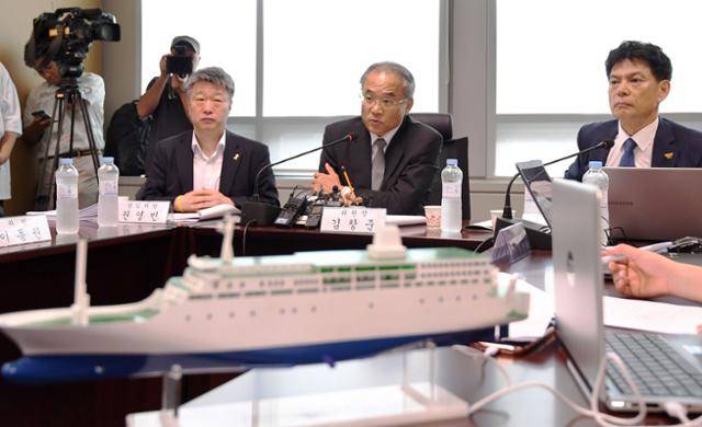 세월호 선체조사위원회 위원장인 김창준(가운데)이 활동 종료를 앞둔 2018년 8월 6일 서울 중구 선체조사위 서울사무소에서 기자회견을 열고 '내인설'과 '열린안' 두 가지 결론을 담은 종합보고서를 발표하고 있다. 한국일보 자료사진