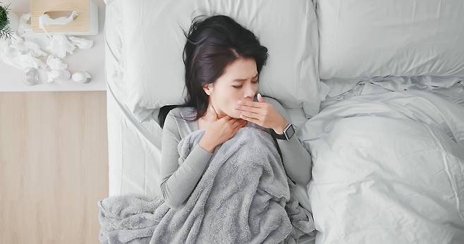 아침에 심한 기침은 만성 폐쇄성 폐질환, 밤에 심한 기침은 기침형 천식, 누워있을 때 나타나는 기침은 후비루 증후군 때문일 수 있다./사진=클립아트코리아