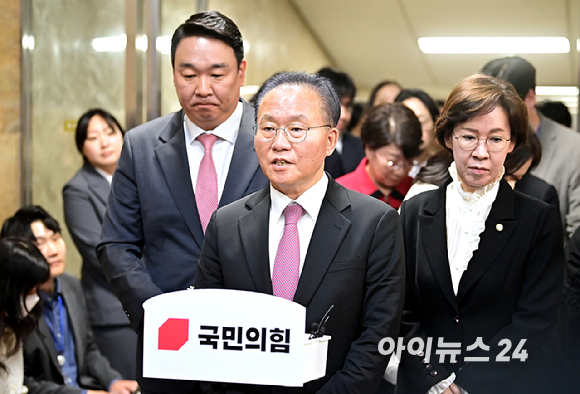 윤재옥 국민의힘 원내대표 겸 당 대표 권한대행이 16일 국회에서 열린 국민의힘과 국민의미래 당선자 총회를 마친 뒤 기자들의 질문에 답변하고 있다. [사진=곽영래 기자]