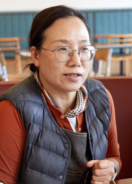 발달장애인 아들을 둔 조명숙씨는 아들이 푸르메소셜팜에 취업하고, 장애인 직원들을 도와주는 근로지원인으로 아들과 함께 일하고 있다.