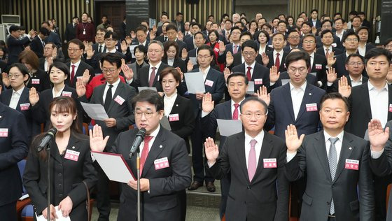 윤재옥 원내대표를 비롯한 국민의힘과 국민의미래 22대 국회 당선인들이 16일 국회에서 당선인 총회를 열고 "민심을 보다 적극적으로 정부 정책에 반영할 수 있도록 당정 간 소통을 강화하고 국정의 정상적 운영을 위해 여야 협치의 중요성을 인식하고 의회 정치 복원에 최선을 다하겠다"는 결의문을 채택하고 있다. 김성룡 기자