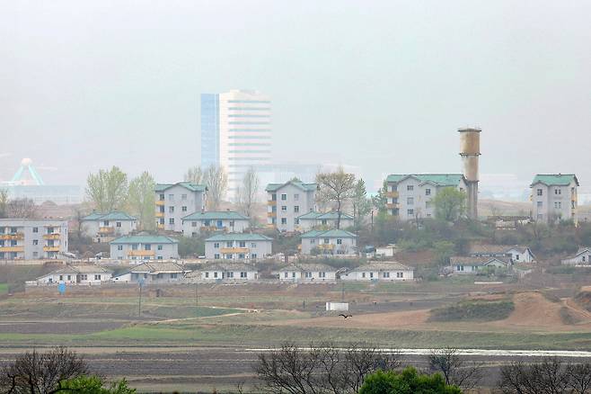 16일 판문점에서 북한 황해북도 기정동 마을이 안개너머로 보이고 있다. 뉴스1