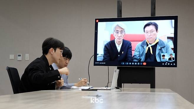 ▲문종택, 김환태 두 감독과 화상인터뷰를 진행하는 모습