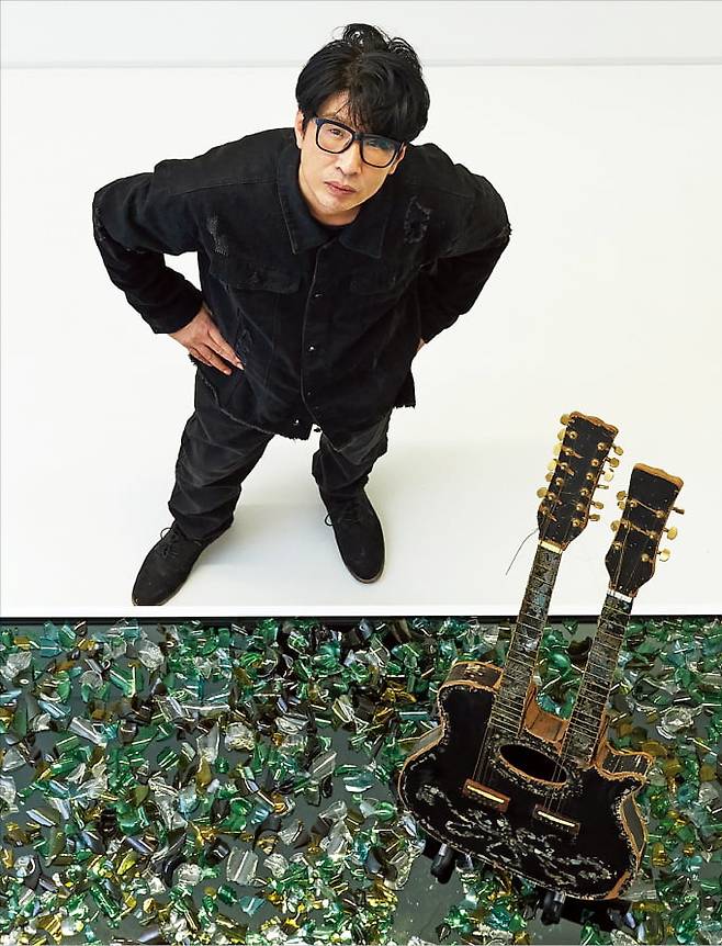 검은 유리로 된 바닥판에 부서진 병 조각들을 흩어놓고 자개장으로 만든 기타를 놓아둔 배영환 작가의 ‘처음처럼’.  BB&M갤러리 제공