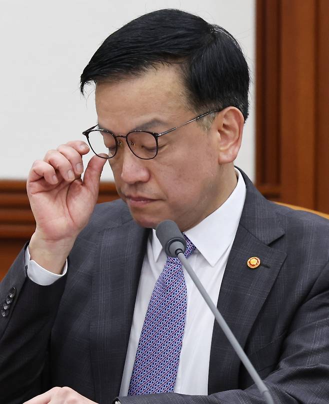 최상목 경제부총리 겸 기획재정부 장관이 지난 15일 서울 정부서울청사에서 열린 비상경제장관회의에 참석해 안경을 고쳐쓰고 있다.  /뉴스1