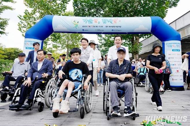 수원시가 지난해 9월 광교 호수공원 마당극장 앞에서 개최한 발달장애인 행사 모습
