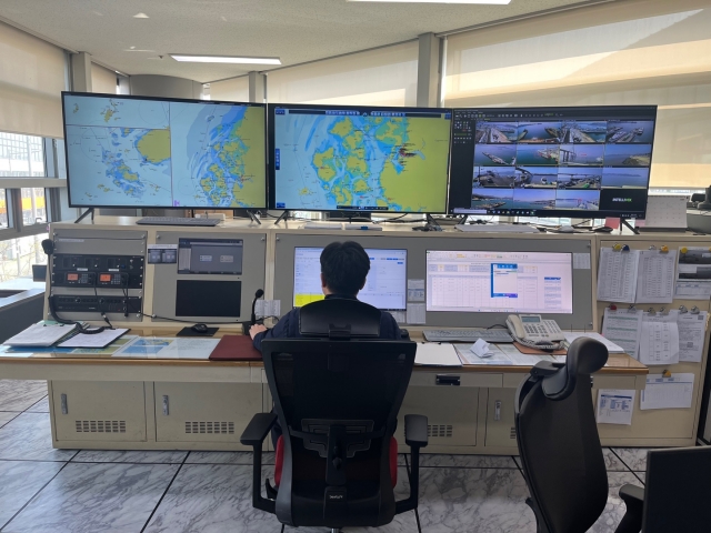 지난 9일 목포운항관리센터 내에서 한국해양교통안전공단 소속 운항관리자들이 선박모니터링시스템(VMS)으로 항해 중인 선박과 실시간으로 소통하며, 선박의 항해 및 안전 상황을 점검하고 있다. 관리자들은 매일 목포항을 오가며 27개 항로를 지나는 선박 총 42척을 관리한다. 나경연 기자