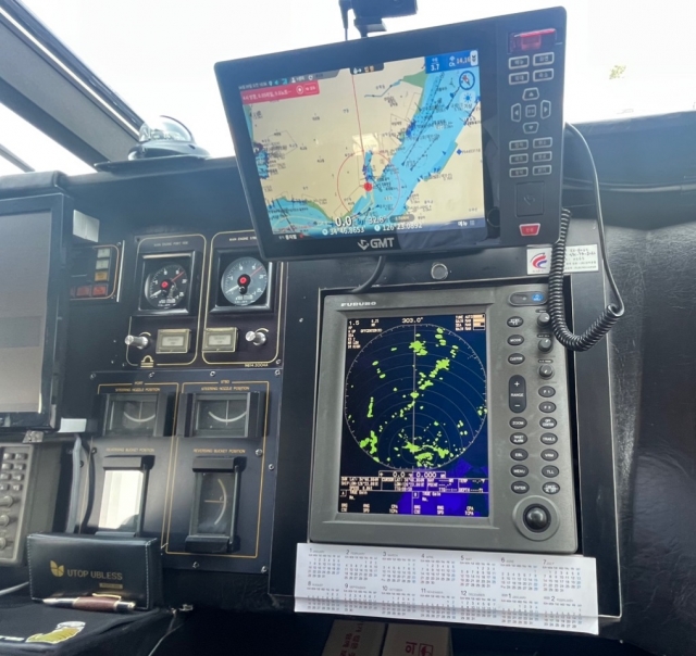 지난 9일 목포항에 정박한 여객선 뉴골드스타 선장실에 있는 레이더와 GPS장치, e-네비게이션(지능형 해상교통정보) 모습. 나경연 기자