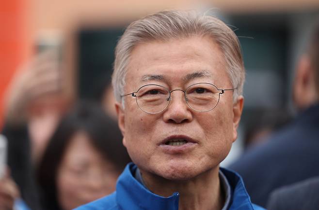 문재인 전 대통령이 4일 오전 경남 창원시 창원대학교 교정을 산책하며 취재진과 인터뷰하고 있다. [사진출처 = 연합뉴스]