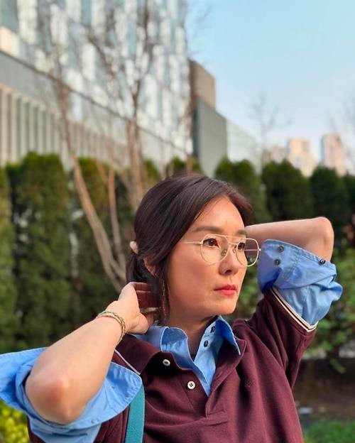 오연수는 하늘색 버튼업 셔츠와 진한 와인색의 폴로셔츠를 레이어드 하여 세련되고 트렌디한 패션 감각을 드러냈다. 사진=오연수 SNS