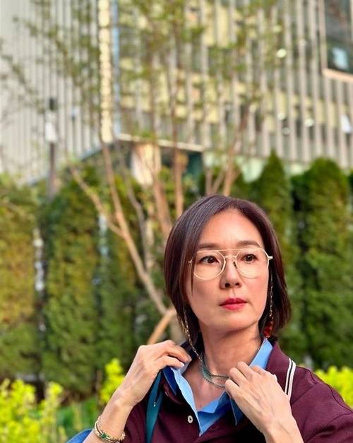 그녀는 데님 팬츠를 매치해 편안하면서도 캐주얼한 룩을 완성했다. 사진=오연수 SNS