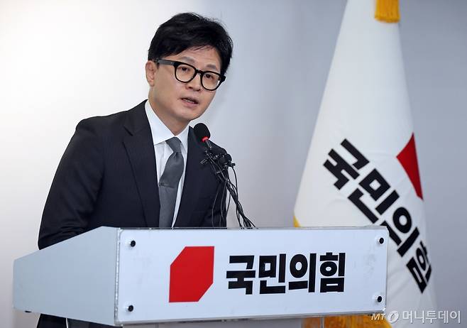 (서울=뉴스1) 구윤성 기자 = 한동훈 국민의힘 비상대책위원장 겸 총괄선거대책위원장이 11일 오전 서울 여의도 중앙당사에서 위원장직 사퇴 입장을 밝히고 있다.(공동취재) 2024.4.11/뉴스1  Copyright (C) 뉴스1. All rights reserved. 무단 전재 및 재배포,  AI학습 이용 금지. /사진=(서울=뉴스1) 구윤성 기자