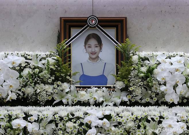 15일 서울 송파구 서울아산병원 장례식장에 마련된 가수 故 박보람의 빈소에 고인의 영정사진이 놓여 있다. /사진=머니투데이 DB