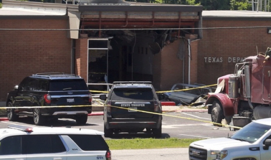 지난 12일(현지시간) 텍사스 공공안전부 건물에 대형 트럭이 돌진해 벽 일부가 파손된 모습. AP 연합뉴스