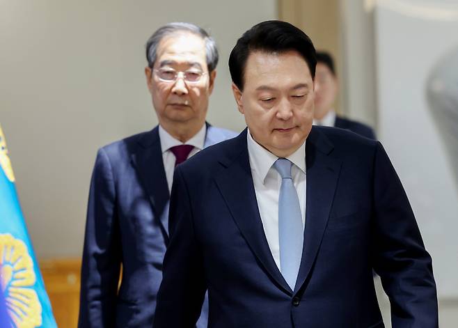 윤석열 대통령과 한덕수 국무총리가 16일 서울 용산 대통령실 청사에서 열린 국무회의에 입장하고 있다. [연합]