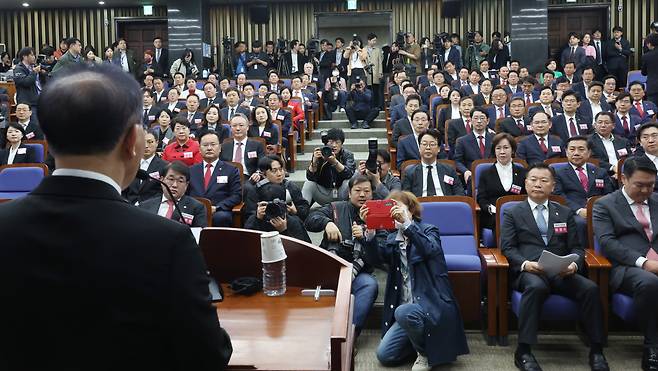 16일 국회에서 열린 국민의힘과 국민의미래 당선자 총회에서 제22대 국회 당선인들이 윤재옥 원내대표 겸 당 대표 권한대행의 인사말을 듣고 있다. [연합]