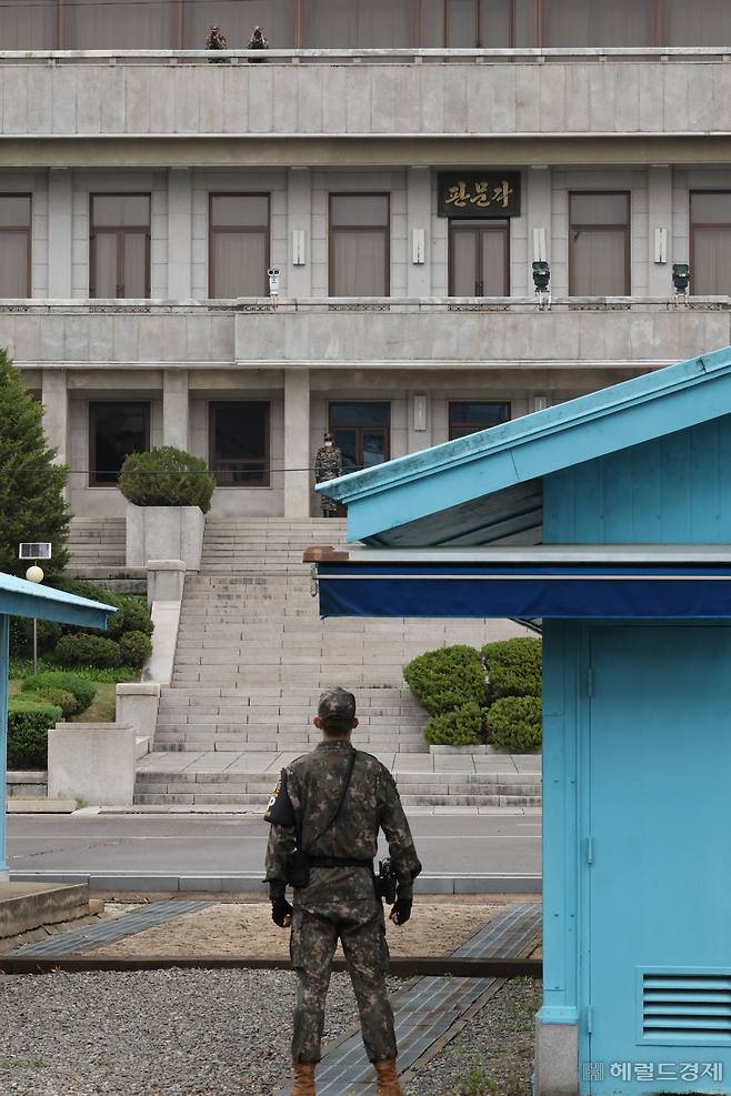 린다 토마스-그린필드 주유엔(UN) 미국대사가 판문점 공동경비구역(JSA)에 방문한 16일 오전 경기 파주시 판문점 일대에서 남북한 군인들이 근무하고 있다. 사진=청사사진기지단
