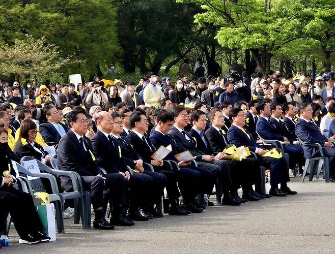 [안산=뉴시스] 이병희 기자 = 김동연 경기도지사와 염종현 경기도의회 의장 등이 16일 오후 안산시 화랑유원지에서 열린 세월호 참사 10주기 기억식에 참석하고 있다. 2024.04.16. iambh@newsis.com *재판매 및 DB 금지