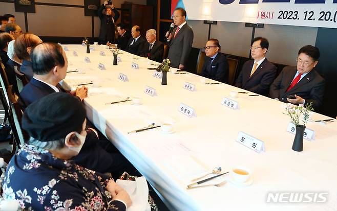 [서울=뉴시스] 국회사진기자단 = 윤재옥 국민의힘 당 대표 권한대행 겸 원내대표가 지난해 12월20일 오전 서울 여의도의 한 음식점에서 열린 상임고문단 오찬간담회에서 발언을 하고 있다. 2023.12.20. photo@newsis.com