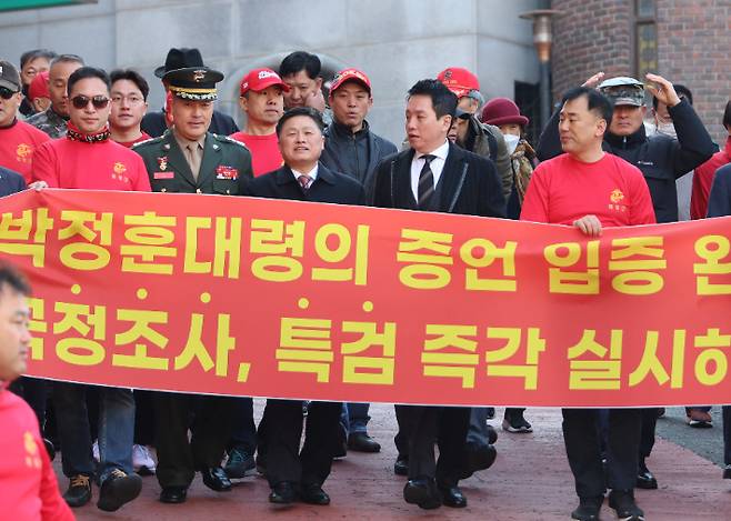 해병대 채모 상병 순직사건 수사 이첩 관련 항명 및 상관명예훼손 혐의로 기소된 박정훈 전 수사단장(대령)이 지난달 21일 오전 해병대 예비역 등과 함께 3차 공판이 열리는 서울 용산구 중앙지역군사법원으로 향하고 있다. 연합뉴스