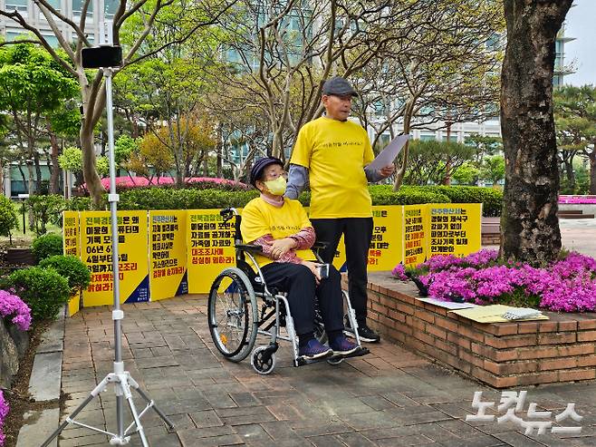 실종된 이윤희 아버지 이동세 씨가 16일 전북경찰청 앞에서 기자회견을 열고 경찰의 부실수사를 비판했다. 김대한 기자