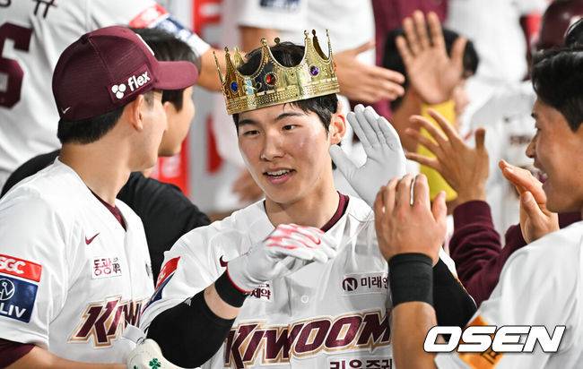 [OSEN=고척, 박준형 기자] 16일 오후 서울 고척스카이돔에서 ‘2024 신한 SOL BANK KBO리그’ 키움 히어로즈와 KT 위즈의 경기가 진행됐다.이날 키움은 후라도를 KT는 쿠에바스를 선발투수로 내세웠다.3회말 1사 1루 키움 김혜성이 재역전 2점 홈런을 날리고 동료들의 축하를 받고 있다.     2024.04.16 /