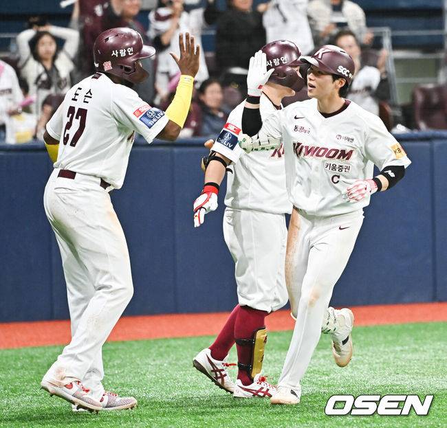 [OSEN=고척, 박준형 기자] 16일 오후 서울 고척스카이돔에서 ‘2024 신한 SOL BANK KBO리그’ 키움 히어로즈와 KT 위즈의 경기가 진행됐다.이날 키움은 후라도를 KT는 쿠에바스를 선발투수로 내세웠다.3회말 1사 1루 키움 김혜성이 재역전 2점 홈런을 날리고 1루 주자 도슨의 축하를 받고 있다.     2024.04.16 /