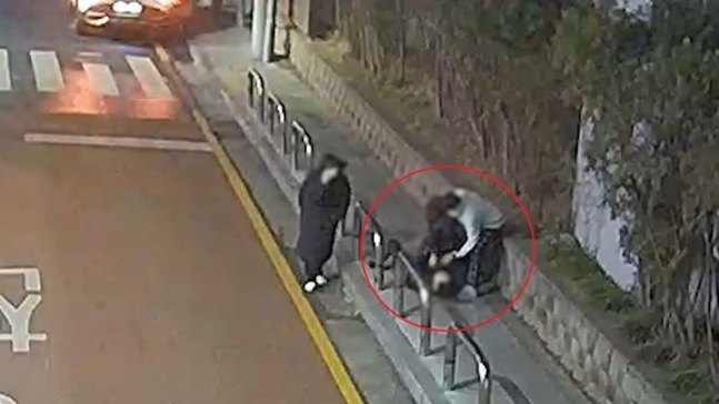 경기 안양시 동안구 한 편의점 앞 노상에서 편의점 아르바이트생이 만취한 남성에게 폭행을 당하던 택시기사를 구하고 있는 모습. 경기남부경찰청